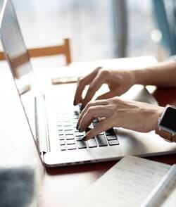 Texter beauftragen oder Content-Marketing-Manager Schreibende Hände auf Tastatur: Texter beauftragen oder Content-Marketing-Manager – Ihre Texterstellung ist hier in besten Händen!