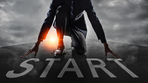 Geschäftsmann in Startposition, vor ihm das Wort „Start“: Starten Sie mit Ihrem Texter, er bietet Werbetext, Konzept, Ideen.