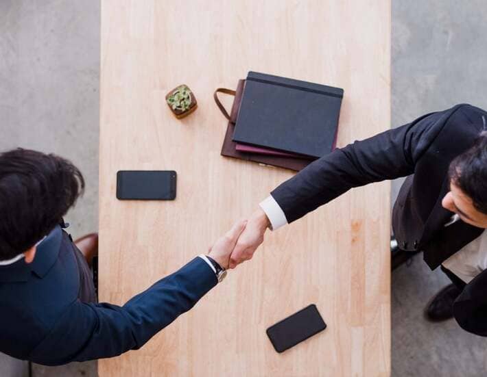 Händeschütteln von Auftraggeber und Texter und Content-Manager von Textagentur: Agentur für Text, Marketing und Werbung