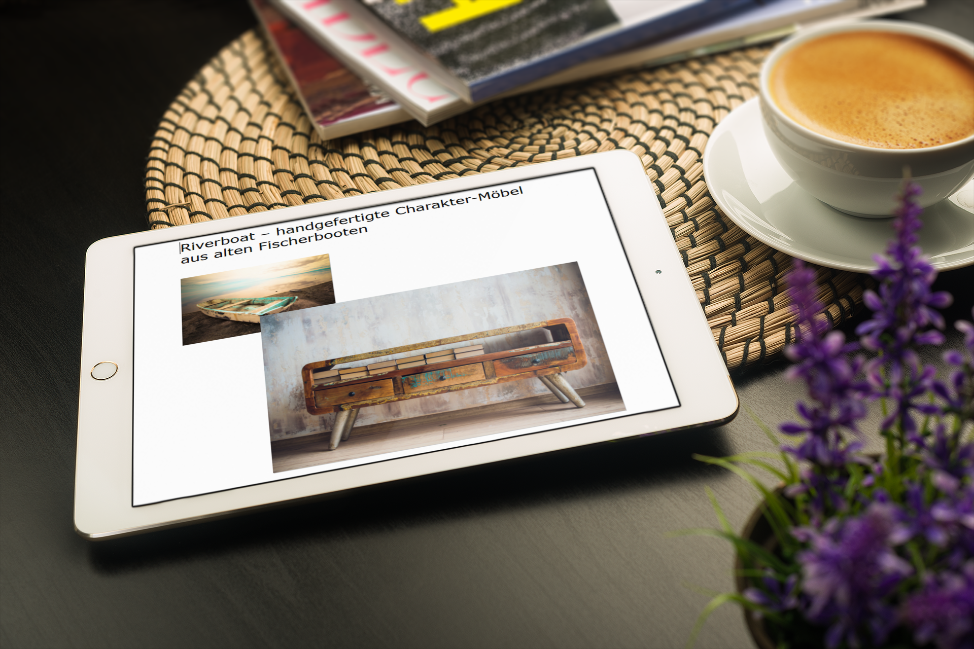Hand auf Sofalehne hält Smartphone mit Produktbeschreibung: ein Referenz-Text vom Produkttexter, Modetexter, Möbeltexter.